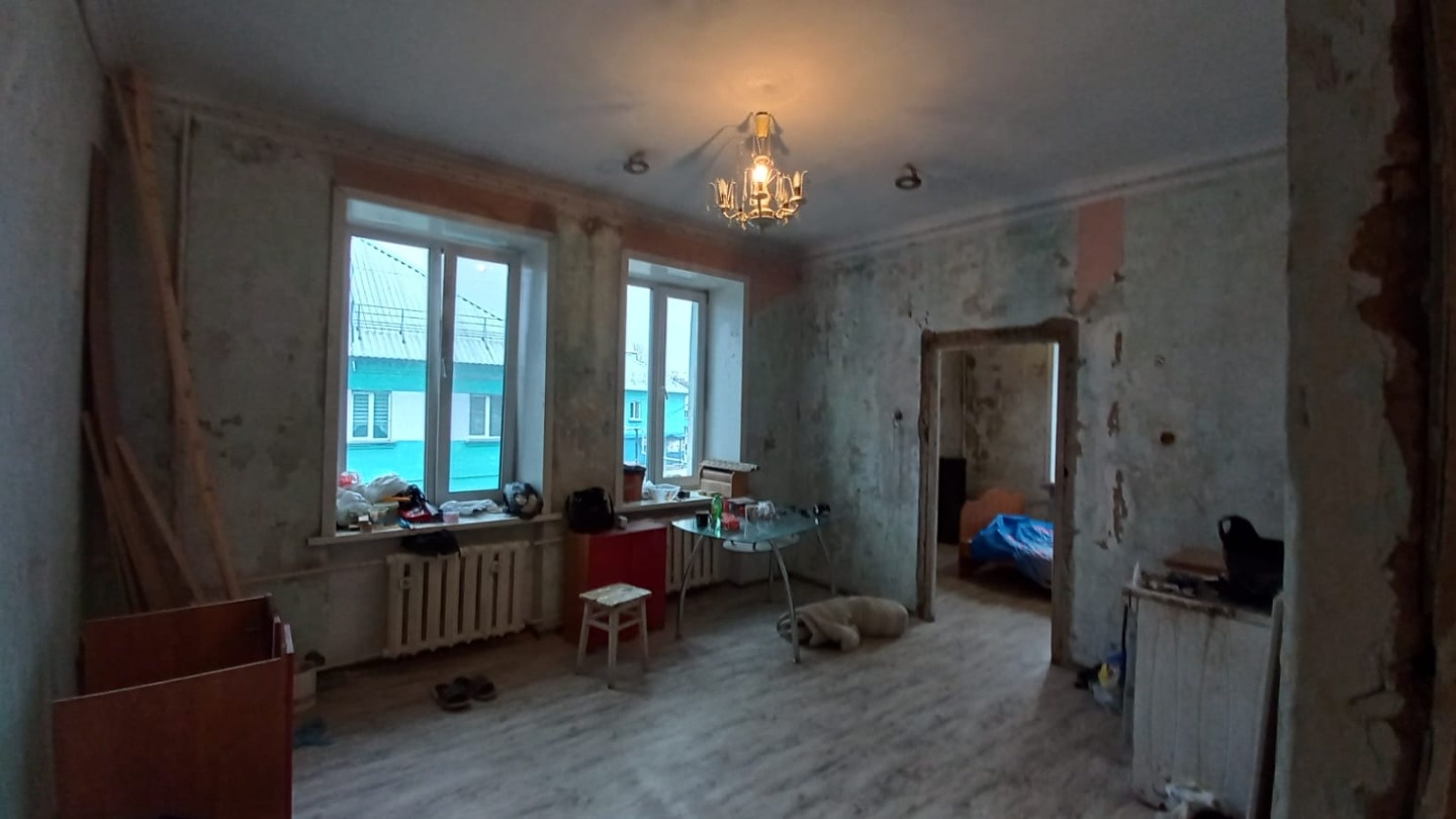        Продаётся уютная 2-комнатная квартира в городе Полысаево. Идеальный вариант для семьи в тихом уютном районе. Квартира расположена на 2 этаже 2-этажного дома. Общая площадь - 44 м2. В квартире пластиковые окна, выровнены полы и стены, постелен новый линолеум. Установлена новая хорошая входная 